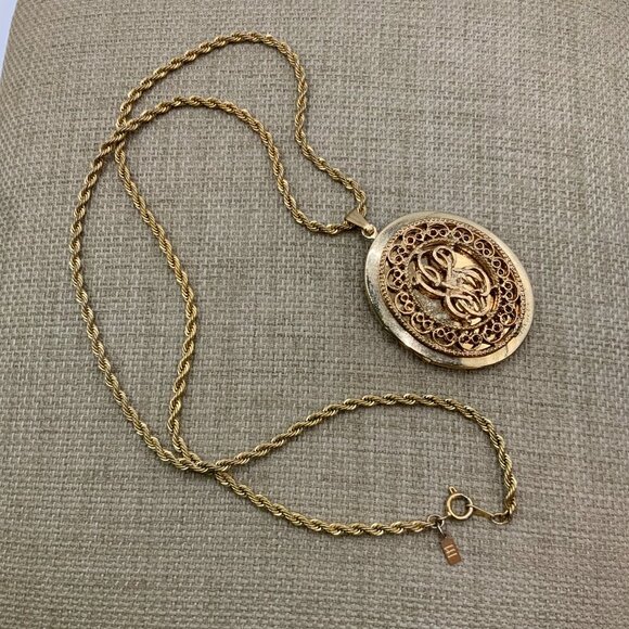 Sarah Coventry Vintage Monogram Filigree  Gold Tone Locket Chain Necklace - Picture 3 of 6